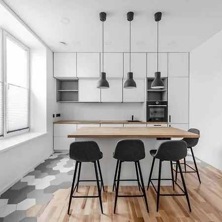 Stylish In Center Apartment *