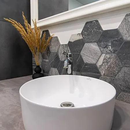 Stylish In Center Apartament